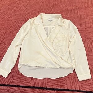Heartloom med. Wm’s Cream silky fabric Wrap Blouse